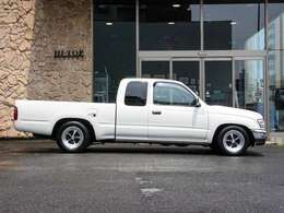 全長5035mm全幅1700mm・全高1630mmで迫力のサイズ！ローロングスタイルがイケてます。荷台も広くて遊びにも使える一台です！