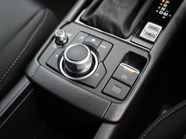 マツダコネクトを操作するコマンダーコントロールです。運転中に自然と手の触れる位置に配置されています。