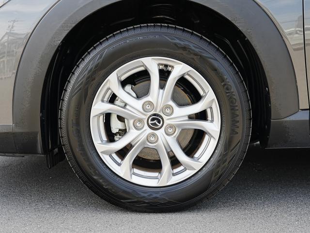 実際の大きさよりも大きく見えるよう、彫刻的なデザインを採用した16インチアルミホイールです。