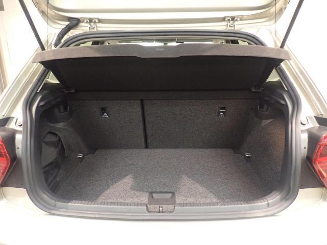 荷室は荷物を隠せるトノカバー付！充分な荷室の広さです！