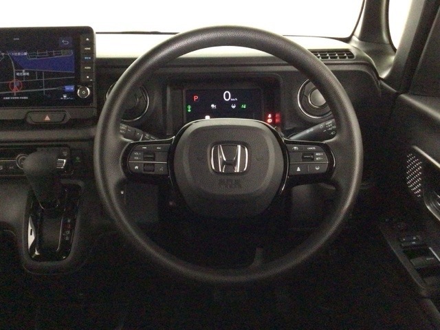 【ハンドル】運転にかかわる様々な操作を安全に行えるように視点移動が少なく操作性に配慮されたスイッチ類が凝縮されたコックピットです。