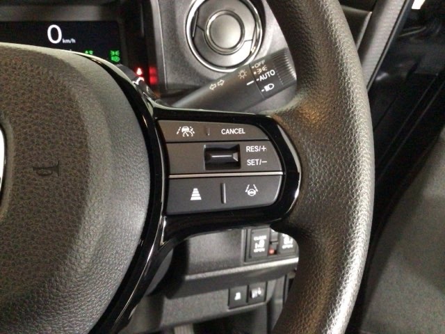 【アダプティブ・クルーズ・コントロール】予め設定した車速内でクルマが自動的に加減速。 前走車との適切な車間距離を維持しながら追従走行し、高速道路でのドライバーの疲労を軽減してくれる嬉しい機能付♪