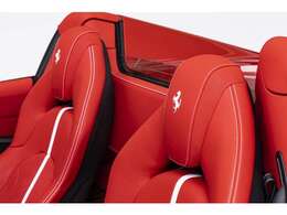 外装色はRosso Corsa、内装色はRosso Ferrariの組み合わせでございます。
