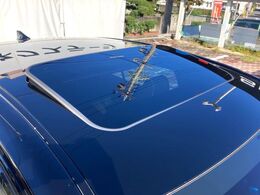 【ムーンルーフ】開放感たっぷりの希少装備、ムーンルーフが装着されています！車内に明かりを取り入れたり景色を楽しむ以外にも、車内の空気も簡単に換気できて快適です！