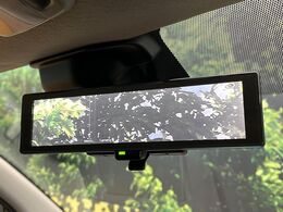 【デジタルインナーミラー】後席の大きな荷物や同乗者で後方が確認しづらい時でも安心！カメラが撮影した車両後方の映像をルームミラー内に表示。クリアな視界で状況の確認が可能です！
