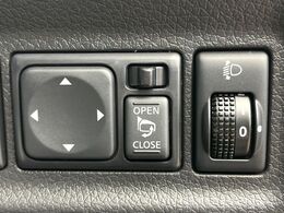 【電動格納ミラー】サイドミラーは電動格納式となっており、狭い駐車場でもキズがつくリスクを抑えられます。