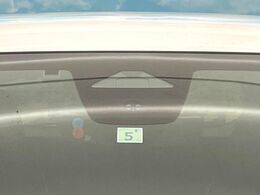 【ホンダセンシング】走行中に前方の車両等を認識し、衝突しそうな時は警報とブレーキで衝突回避と被害軽減をアシスト。より安全にドライブをお楽しみいただけます。