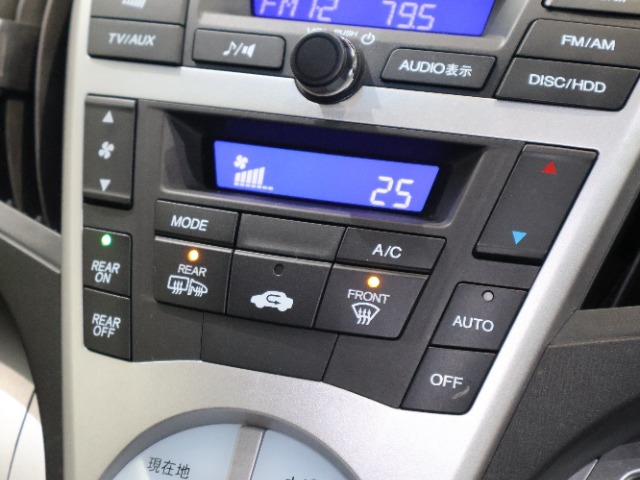 フルオートエアコンが装備されています！お好みの温度設定をするだけでエアコンの風量やモードの切り替えを自動でコントロールしてくれます！ユーザーの操作が少なく燃費走行にもつながります！