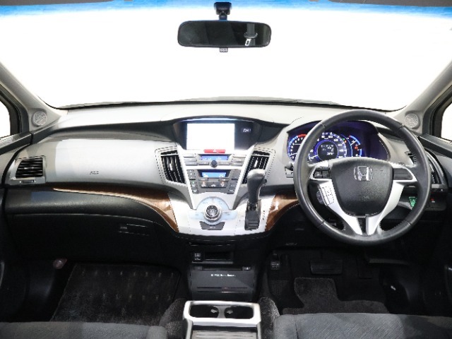 操作性に優れた運転席となります！小物入れや各ボタンの配置にこだわり、使いやすいです！座り心地もよく視認性も良好なのでロングドライブもお任せ下さい！