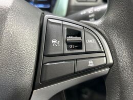 【アダプティブクルーズコントロール】高速道路での長距離走行が楽に！！自動で速度を保つクルーズコントロールが、衝突軽減システムと連携し、前方の車両を感知して車間を保つように速度調節してくれます！！