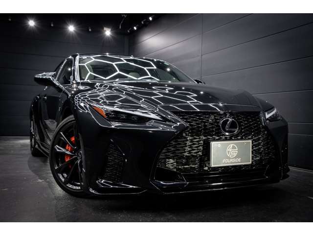 オプションのムーンルーフ装備。車両の天井に設けられたガラス製の開閉式ルーフで、「チルト（後端を持ち上げる）」と「スライド（後方へ開く）」の2つの動作により、自然光と外気を自在に取り込むことができます。