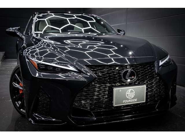 Fスポーツに採用される三眼LEDヘッドライトは、アダプティブハイビームシステムにより夜間走行の安全性を高め、シーケンシャルLEDウインカーとともに先進性を際立たせます。