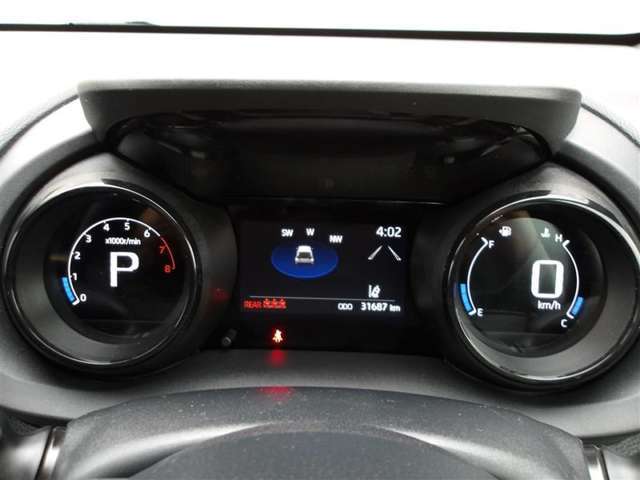 とっても見やすいメーターです。夜間時はラグジュアリーな気分にさせてくれる照明が魅力ですので、夜のドライブも楽しみになりますよ♪