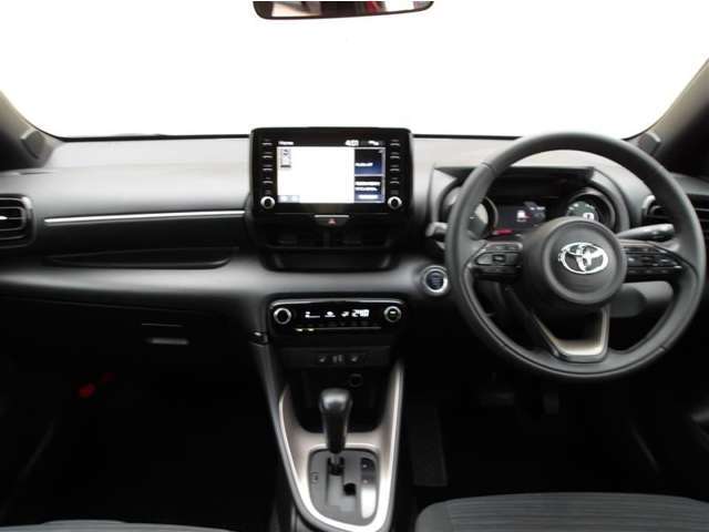 スタイリッシュなデザインのインパネ。各操作スイッチは使いやすい位置に配置されてます。