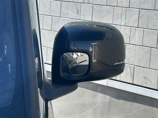【電動格納ミラー】狭い道や狭い場所に停車させるときに活躍する装備ですね。ボタン一つでドアミラーが格納されます！！