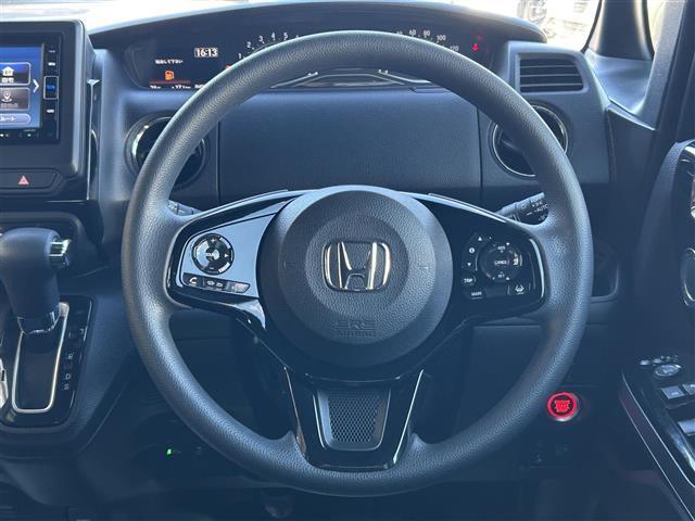 【ステアリングスイッチ】運転時操作もラクラク安心機能が搭載。