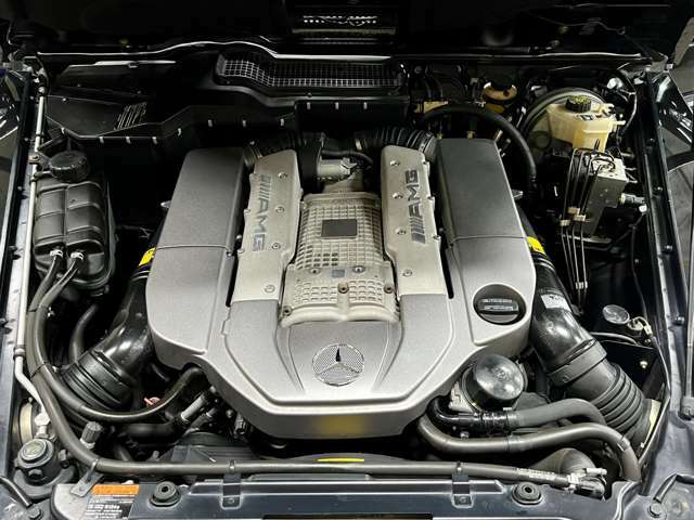 「SL55」などでおなじみのスーパーチャージャー付5.5リッターV8エンジンを搭載し476PS（350Kw）/71.4kgm（700Nm）のパワーを発生！エンジンルーム内も手が行き届いており綺麗です！