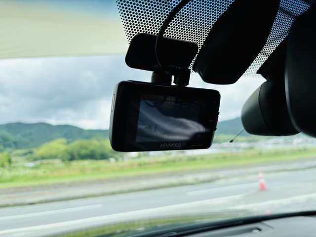 買取直売はメリット多数あり♪通常中古車の流通にかかるマージンを大幅にカット出来るので他社の同年式と比べて低価格が実現できます♪