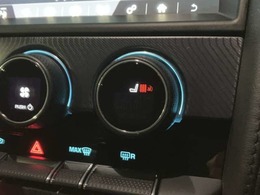 【シートヒーター メーカーOP￥58,000-】運転席・助手席どちらも3段階の調整が可能なシートヒーターを装備しております！