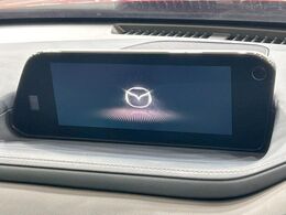 【8インチマツダコネクト】車内の雰囲気にマッチした大型のディスプレイ。スマホ接続でのナビ使用やBluetooth再生等、様々な機能が楽しめます。直感的なダイヤル操作が可能で、使い勝手も良好です。