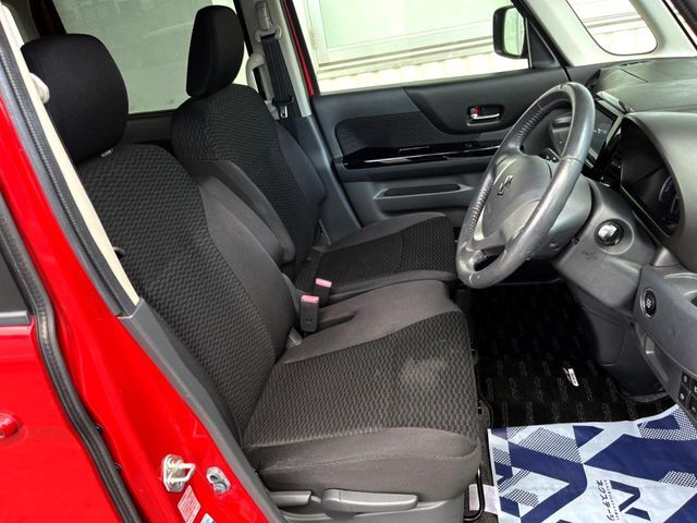 運転席まわりには十分なスペースがあり、大柄な方でもゆったり運転していただける環境です。