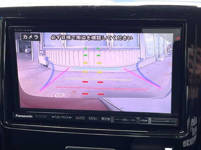 【バックカメラ】駐車時に後方がリアルタイム映像で確認できます。大型商業施設や立体駐車場での駐車時や、夜間のバック時に大活躍！運転スキルに関わらず、今や必須となった装備のひとつです！
