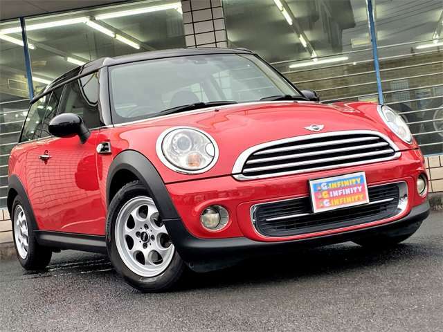 老若男女問わず大人気のMINI♪インテリアパネルやバンパーデザインなど変更された後期型♪全長が24cm長くなるクラブマン♪お得な車検：2年付♪オプション装備のダブルサンルーフにプロジェクタータイプのHIDも装備♪