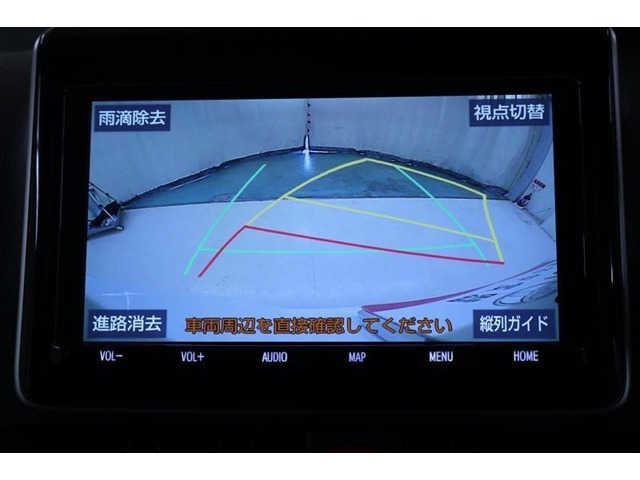ハンドル操作に連動してガイドラインが変化するバックモニター搭載！クルマは構造上たくさんの死角がありますので、とても便利な機能です。あくまで補助の為の装備ですのでバックは目視での確認が大事ですよ！