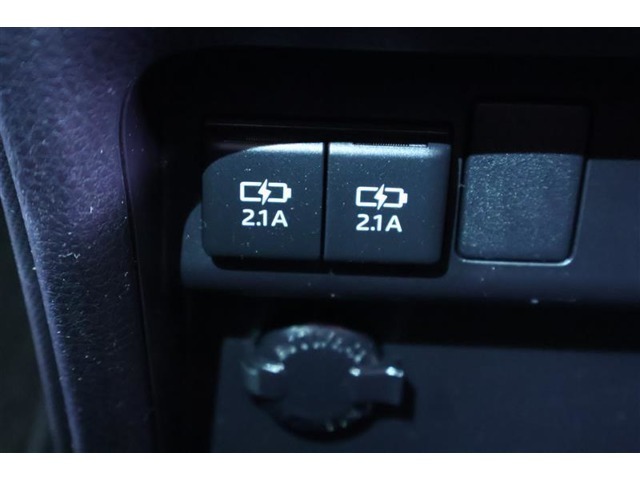 携帯の充電などに便利なUSBポートを装備！車内にあると便利なアイテムのひとつですね