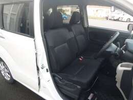 大型アームレスト付ベンチシート。