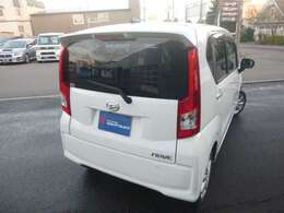 プライバシーガラスは冷暖房効果とプライバシー保護、リアワイパーは視界性アップの快適装備です。