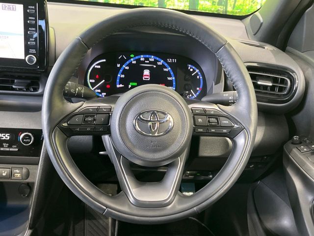 【ステアリングヒーター】冬場に冷たくなりやすい革巻きステアリングを、スイッチ一つで素早く適温に！エアコンよりも早く温まってくれるので、寒い日の運転も快適になりますね♪