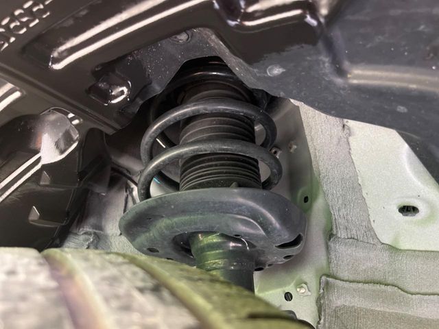 お車を安心してお乗りいただく為には、足回りの定期点検が欠かせません。サービスサポート（有償保証）では無料点検もご提供しており、安心のカーライフをお過ごしいただけるサポート体制が整っています。