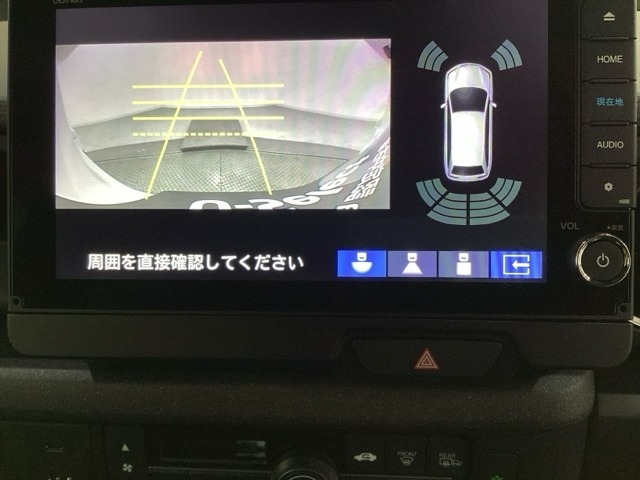 バックでの車庫入れも安心です！　リアカメラが付いているバックモニター付のナビを装備しております。バンパーについているソナーや、操作線もついており距離感も画面から確認できます。