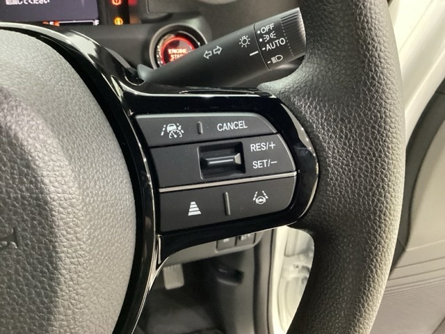 ハンドルにHondaセンシング系のクルーズコントロールやレーンキープアシストなどのスイッチが装備されています。ハンドルから手を離さず安全に操作できます。
