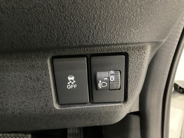 ハンドルの右側にはヘットライトリベライザーとHondaセンシング用のVSA解除スイッチなどがついています。ヘッドライトリベライザーは道路状況や積荷の加重に応じてライトの高さを調節できます。