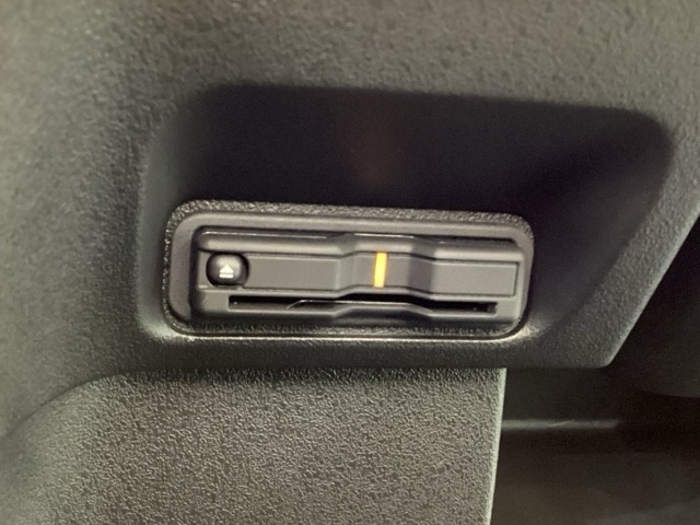 ハンドルの左下にETCがついています。高速道路の料金所の通過も楽々です。　カードの取り出しもしやすい場所についています。