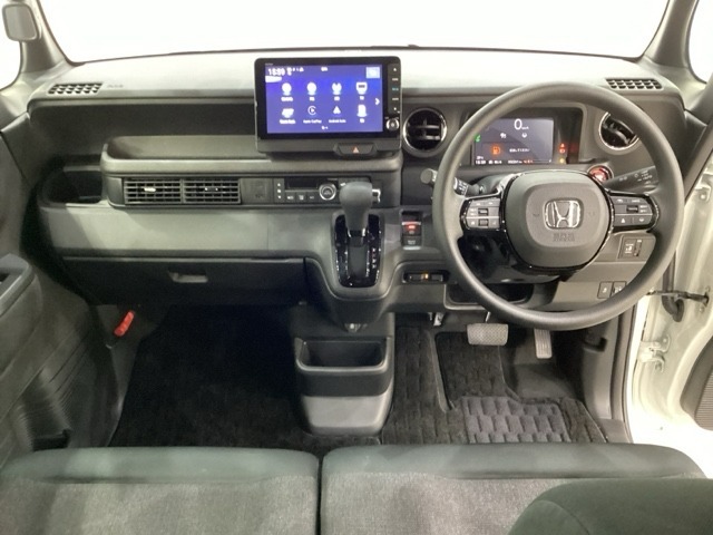 車内は光触媒抗菌消臭施工済です。インパネ周りはスタイリッシュなデザインで機能や装備も充実しています。グローブボックスやカップホルダーのほかにトレーなどたくさんの収納スペースが付いています。
