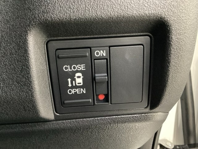 左側電動スライドドアは運転席からでも操作ができるように、ハンドル付近に開閉の操作スイッチが付いています。