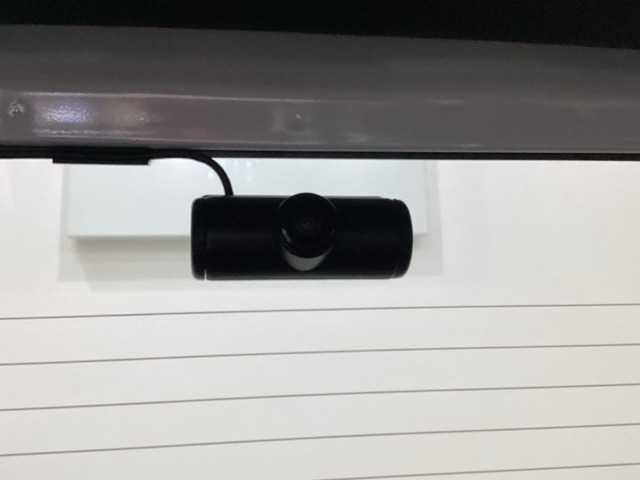 後方にもドライブレコーダーのカメラが付いています。前後両方でお車の周りを監視・記録いたします。
