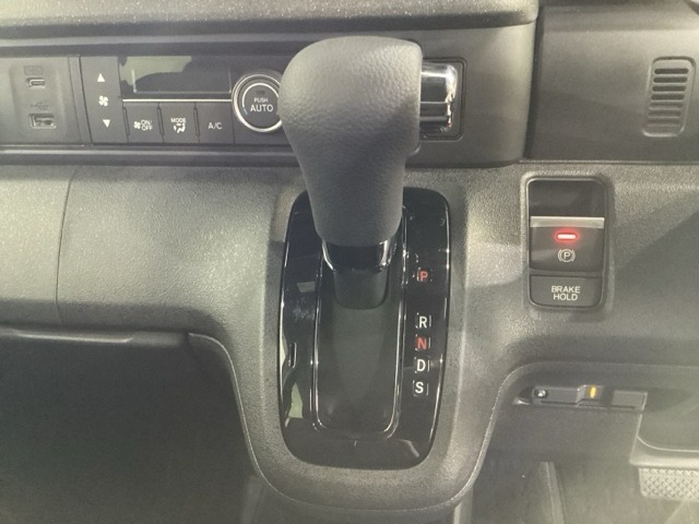 CVT車のセレクトレバーです。低速から高速まで、変速ショックのないスムーズな走りと、エンジン効率のよい領域を維持して燃費にも貢献します。サイドブレーキはスイッチ操作の電子制御パーキングブレーキです。
