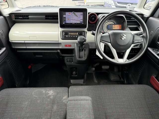 視界がよく運転しやすい設計となっております。インパネ周りもすっきりと洗練されたデザインで高級感が溢れています。日々のドライブを飽きさせません。