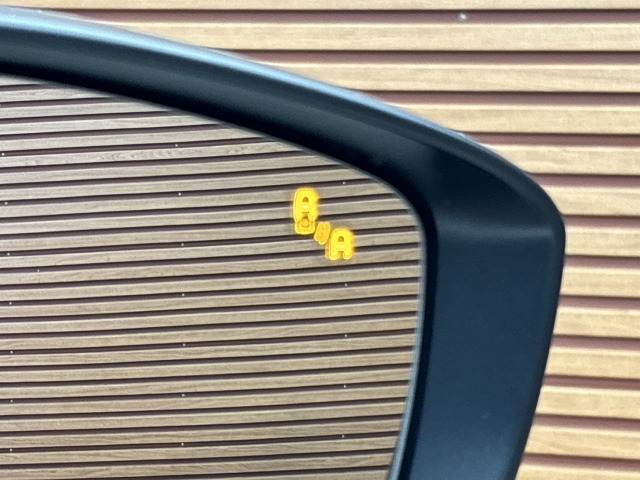ブラインドスポットモニター装備。車線変更をしようとした時に車両があれば警報を鳴らしてくれます。