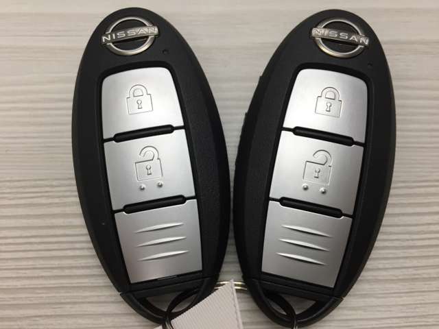 【 インテリジェントキー 】 キーを持っていればエンジン始動でき、ドアノブのボタンで車の鍵の開錠と施錠もできます。キーを取り出す手間がなくなります。