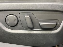 【パワーシート】スイッチ一つで簡単にシートの微調整が可能！電動だから力もいりません！快適なシートポジションにセットして、快適なドライブをお楽しみください。