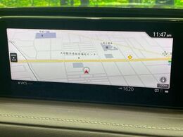 【8.8インチマツダコネクト】車内の雰囲気にマッチした大型のディスプレイ。スマホ接続でのナビ使用やBluetooth再生等、様々な機能が楽しめます。直感的なダイヤル操作が可能で、使い勝手も良好です。
