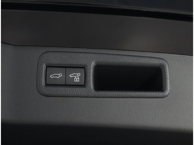 パワーバックドア装備！リヤゲートのスイッチを押すだけでバックドアが閉まります！運転席周りからも開閉の操作ができます♪