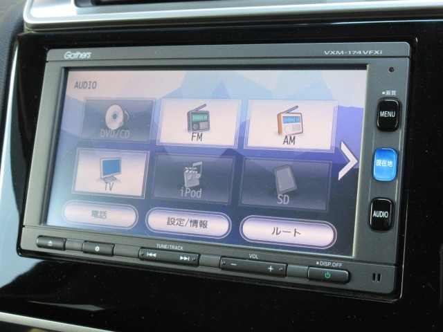 ナビゲーションはギャザズメモリーナビ（VXM-174VFXi）を装着しております。AM、FM、CD、DVD再生、Bluetooth、フルセグTVがご使用いただけます。初めて訪れた場所でも安心ですね！