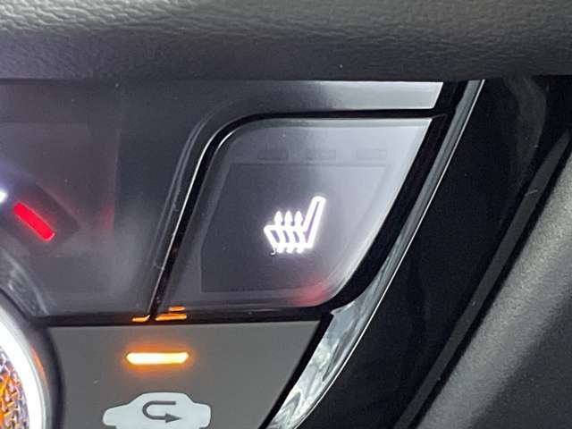 【シートヒーター】（運転席助手席）冬場に重宝します♪エアコンよりも素早く、体を芯まで温めてくれる嬉しい装備♪
