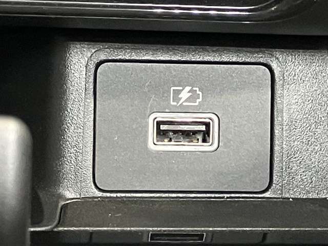 【USB電源ソケット】バッテリーが少なくなっても大丈夫！携帯やゲーム機などUSBにつないで車内で充電ができます！